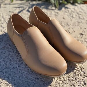 Linodes tap shoes tan 9.5 slip on excellent condition performance stage dance